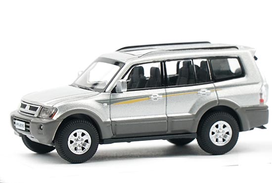 XCARTOYS Mitsubishi Pajero SUV Diecast Model 1:64 Scale